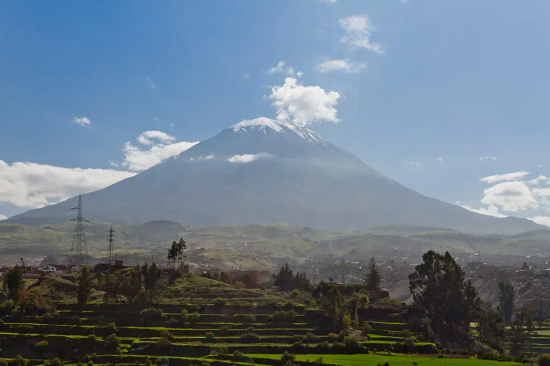 Nad zabytkową Arequipą dominuje wulkan misti (5822 m n.p.m.)
