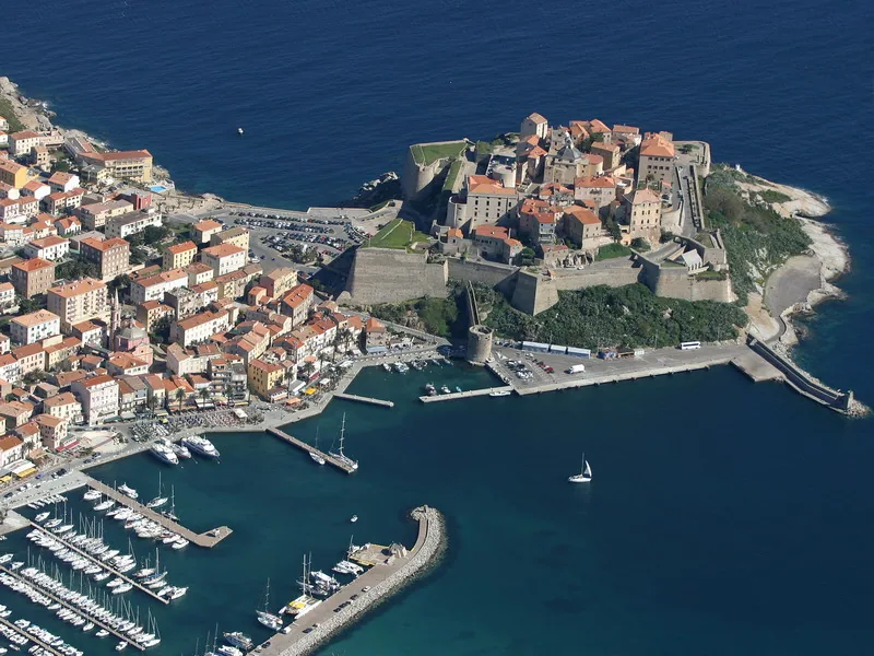 Cytadela i port w zabytkowym korsykańskim mieście Calvi