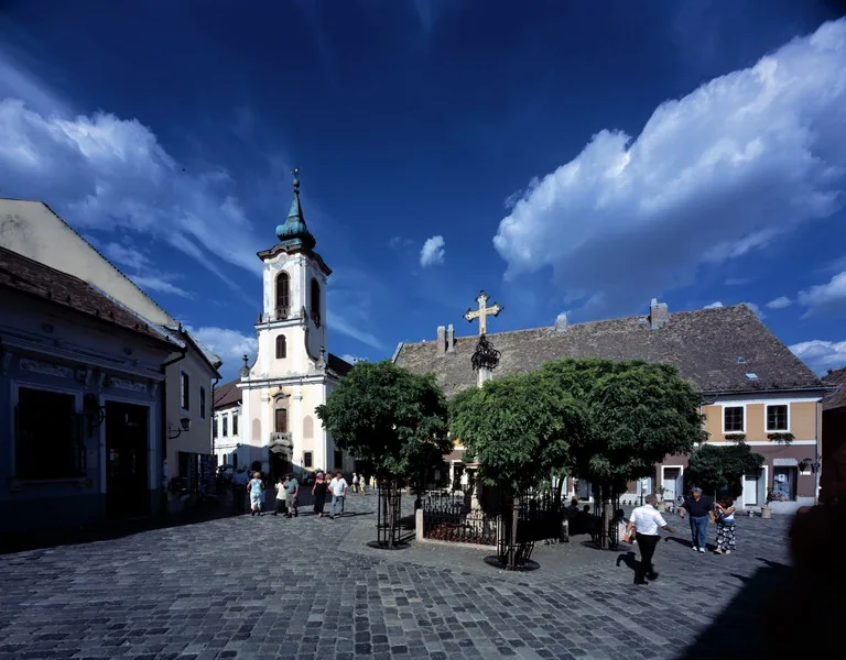 Głowny plac Szentendre z barokową i rokokową zabudową