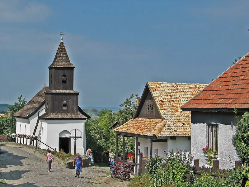 Kościół katolicki z 1889 r. z drewnianą wieżą w Hollókő