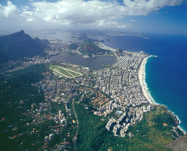 Najsłynniejszymi dzielnicami Rio są Copacabana, Leblon, Ipanema, Botafogo i Flamengo