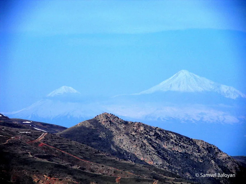 Ośnieżony Ararat (5137 m n.p.m.) leży obecnie w Turcji, ok. 30 km od granicy z Armenią