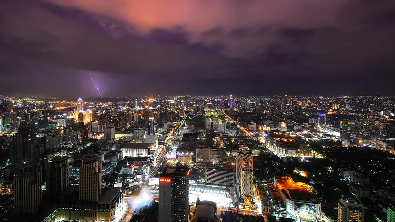 Bangkok – wieżowce przy dwóch arteriach – Ratchadamri i Sukhumvit