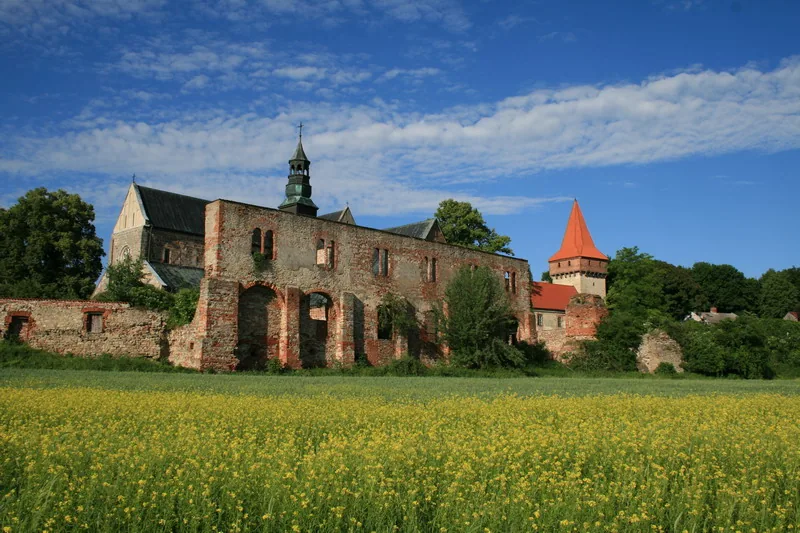 opactwo Cystersów w Sulejowie – wspaniały zabytek architektury romańskiej