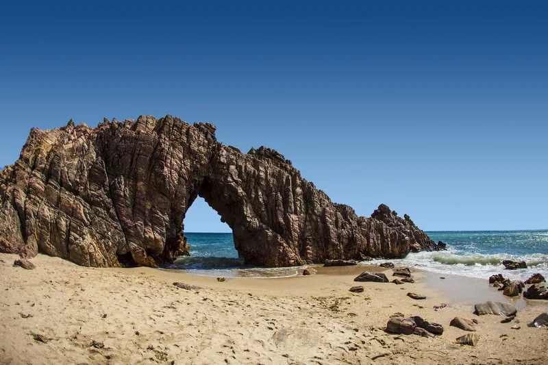 Pedra Furada, wysoka na niemal 5 m skała na plaży – jeden z symboli uroczej Jericoacoary