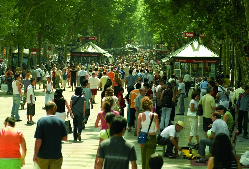 La Rambla rozciąga się między Placem Katalonii (Placa de Catalunya) a Port Vell