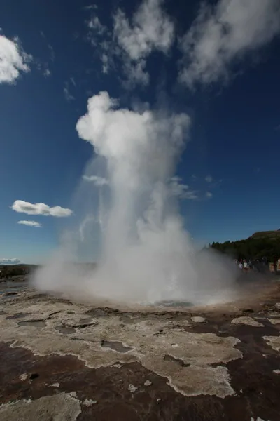Gejzer Strokkur - podziwiając jego wybuchy, poczujemy silny zapach siarki