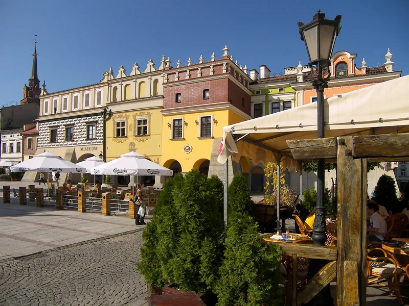 Rynek Starego Miasta w Tarnowie z wieżą katedralną w tle
