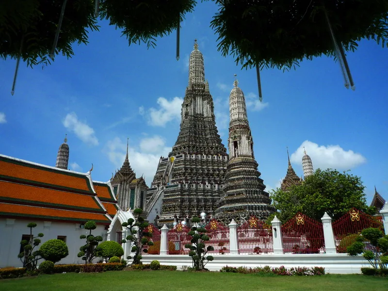 Wat Arun (Świątynia Świtu) w dzielnicy Bangkok yai, nad brzegiem rzeki menam