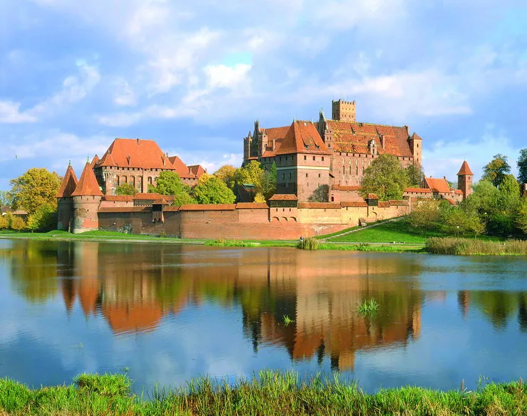 Zamek w Malborku nad rzeką Nogat