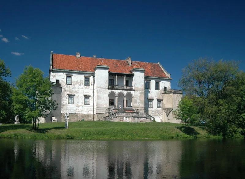 Zamek w Szydłowcu otacza fosa i tzw. Park Radziwiłłowski