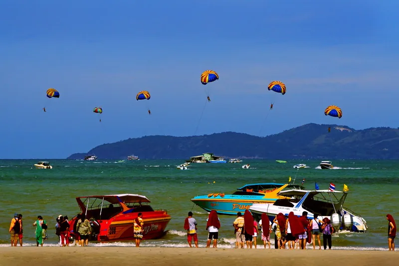 Parasailing – lot na spadochronie ciągniętym przez motorówkę