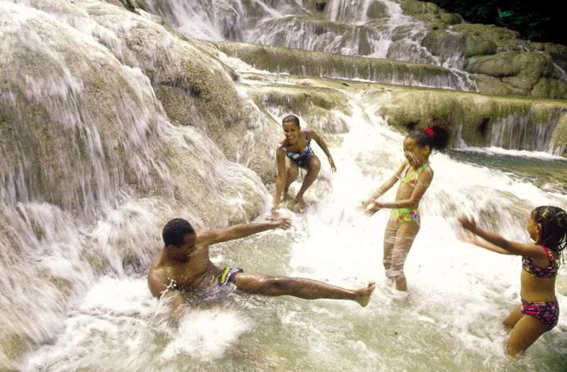 Dunn’s River Falls – słynny wodospad na rzece Dunn koło Ocho Rios