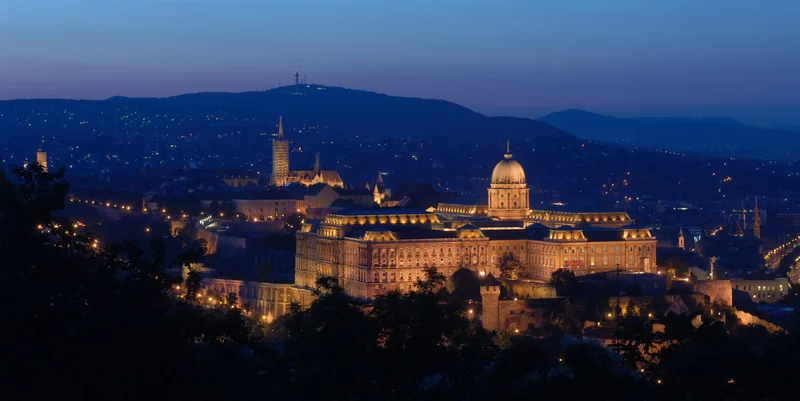 Pięknie oświetlony budapeszteński Zamek Królewski nocą