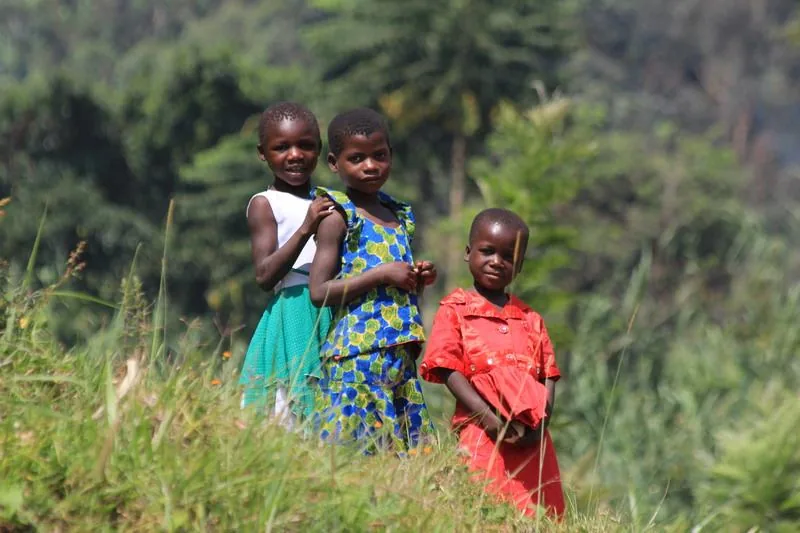Ugandyjskie dzieci w okolicy między Kasese a Nyakalengiją