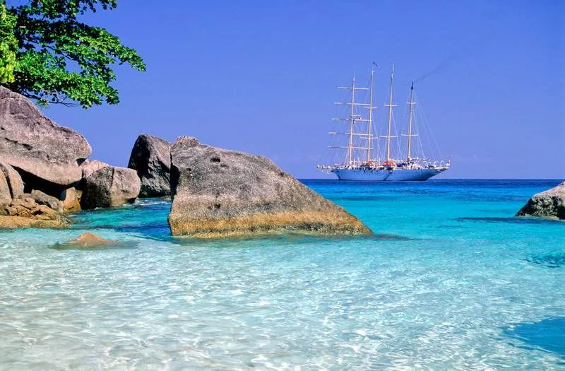 4-masztowy Star Clipper żeglujący po wodach Tajlandii
