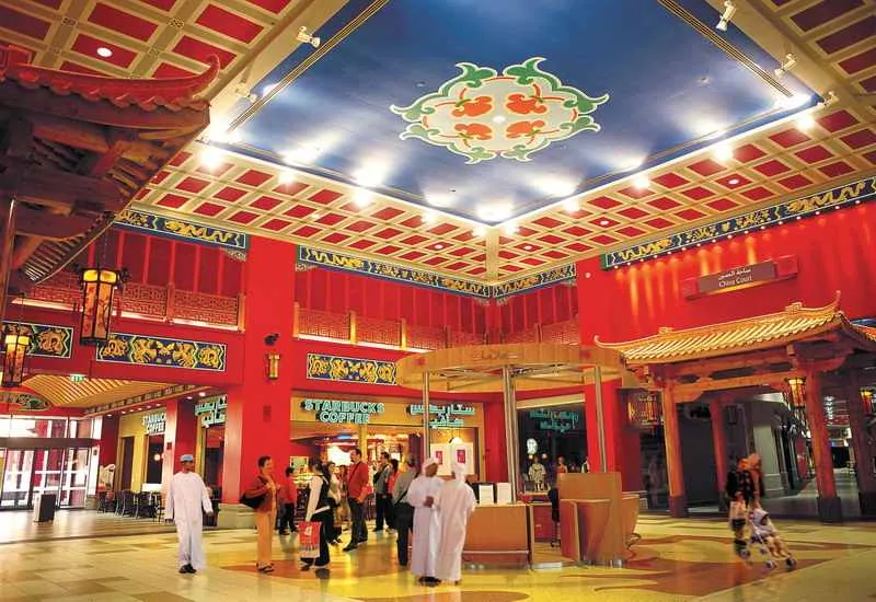 Wnętrze dużego centrum handlowego Ibn Battuta Mall w Dubaju