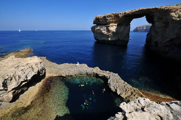Skalne Lazurowe Okno u brzegów Gozo w zatoce Dwejra