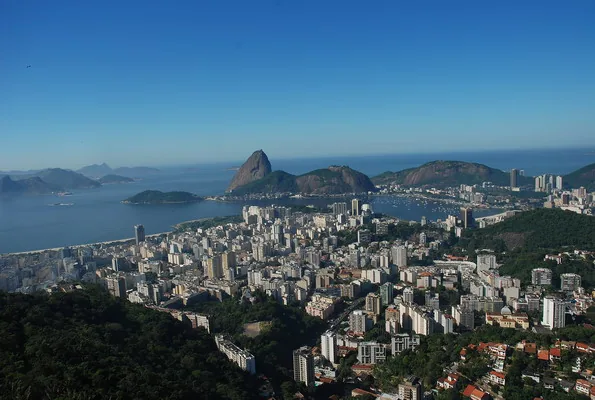Rio de Janeiro leży malowniczo nad brzegiem zatoki Guanabara