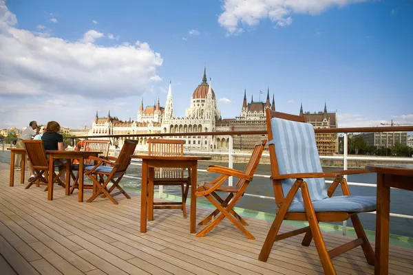 Widok na budapeszteński Parlament z pokładu River Cloud II
