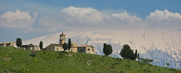 Ruiny Borgo Giulano z 1938 r. na tle Etny