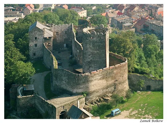 Średniowieczny Zamek w Bolkowie z obronną wieżą z dziobem