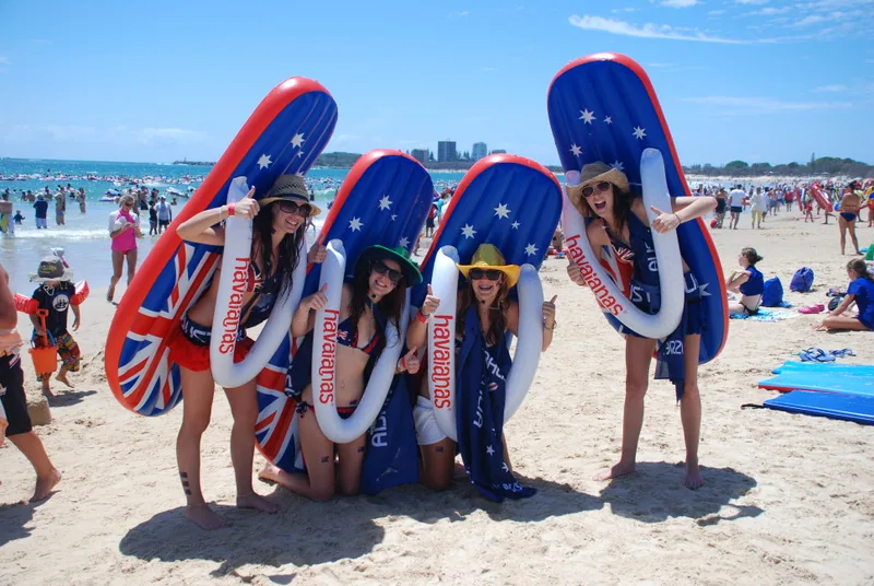 Australijczycy biorący udział w Thong Challenge 26 stycznia