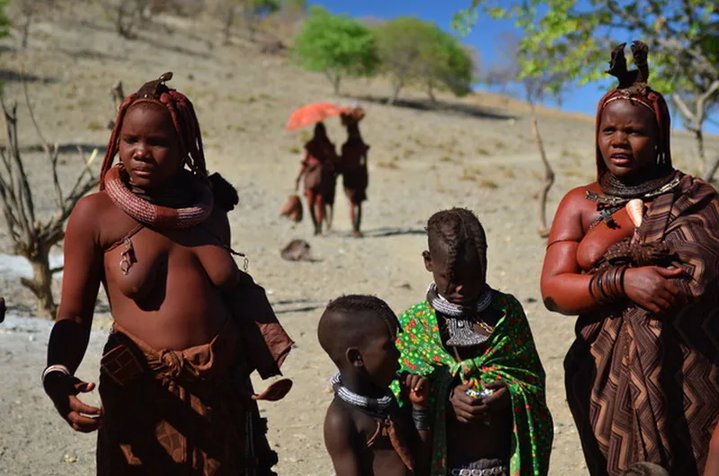Przedstawicielki ludu Himba posmarowane rdzawoczerwoną ochrą