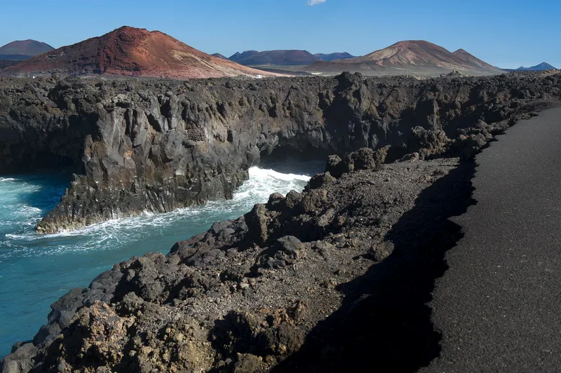 Lawowe formacje Los Hervideros w Parku Naturalnym Wulkanów, Lanzarote