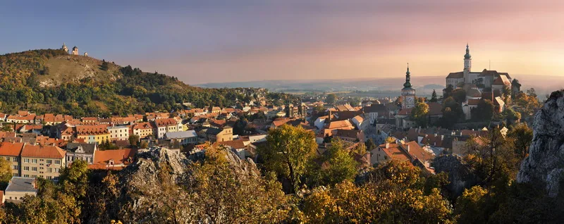 Panorama zabytkowego historycznego centrum Mikulova z zamkiem