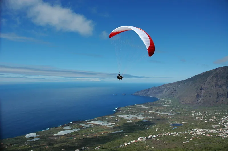 Cudowne widoki podczas lotu nad doliną El Golfo na El Hierro