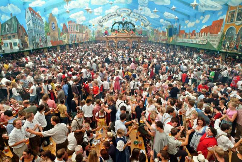 Na Oktoberfest do stolicy Bawarii zjeżdżają prawdziwe tłumy gości