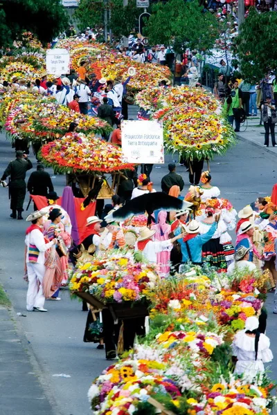 Barwne tarcze kwiatowe podczas Feria de las Flores w Medellín