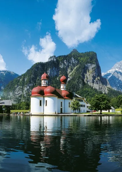 Kościół św. Bartłomieja usytuowany na zachodnim brzegu Königssee