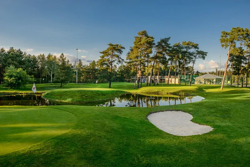 Golf Park Józefów przy hotelu Holiday Inn Warszawa Józefów