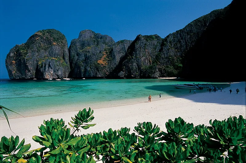 Koh Phi Phi Lee – piękna plaża nad niewielką zatoką Maya Bay