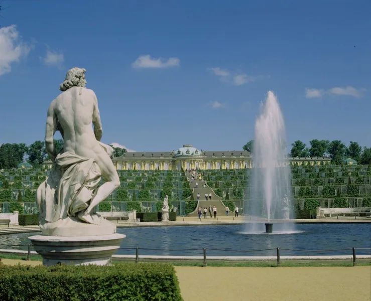 Fontanna i ogrody tarasowe przed poczdamskim Pałacem Sanssouci