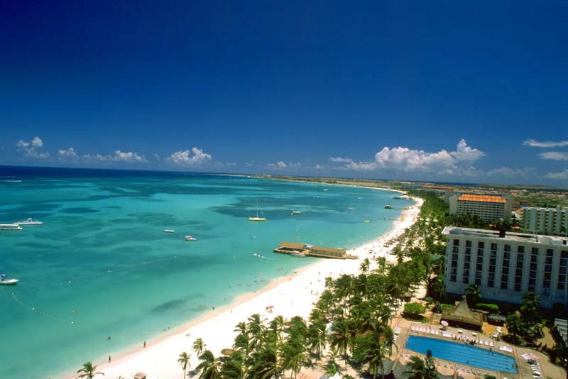 Palm Beach niedaleko Oranjestad przyciąga rzesze turystów
