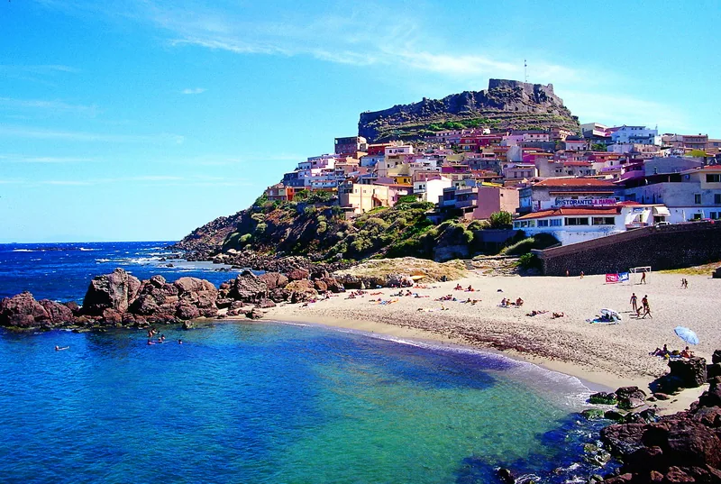 Zabytkowe Castelsardo w centrum zatoki Asinara na północy Sardynii