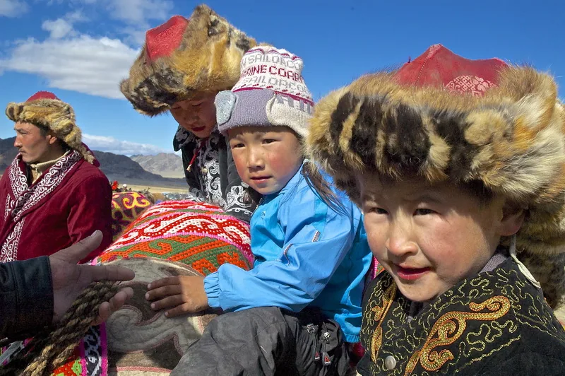 Mongolskie dzieci z Wielkiego Stepu