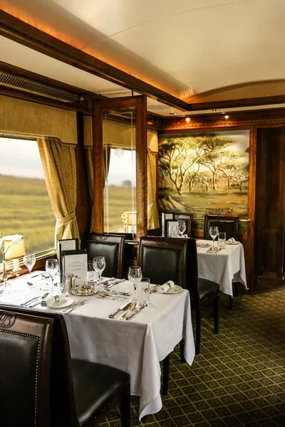 Komfortowy wagon restauracyjny w luksusowym pociągu Blue Train