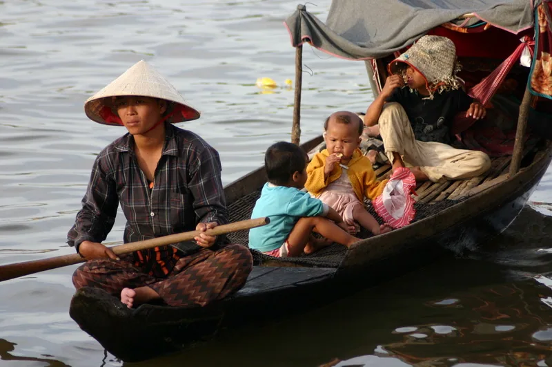 Drewniana łódka mieszkańców wiosek na jeziorze Tonle Sap