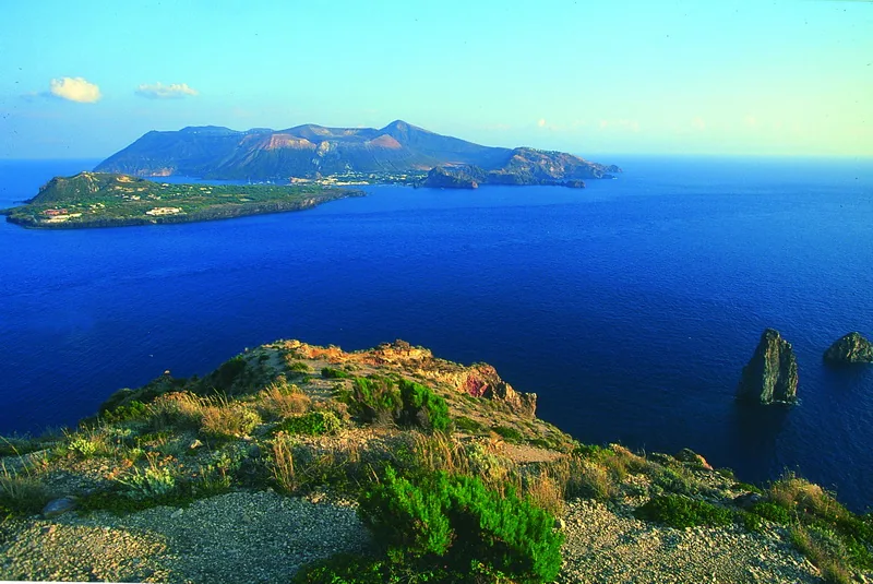 Widok na wyspę Vulcano (20,87 km²) z sąsiedniej Lipari