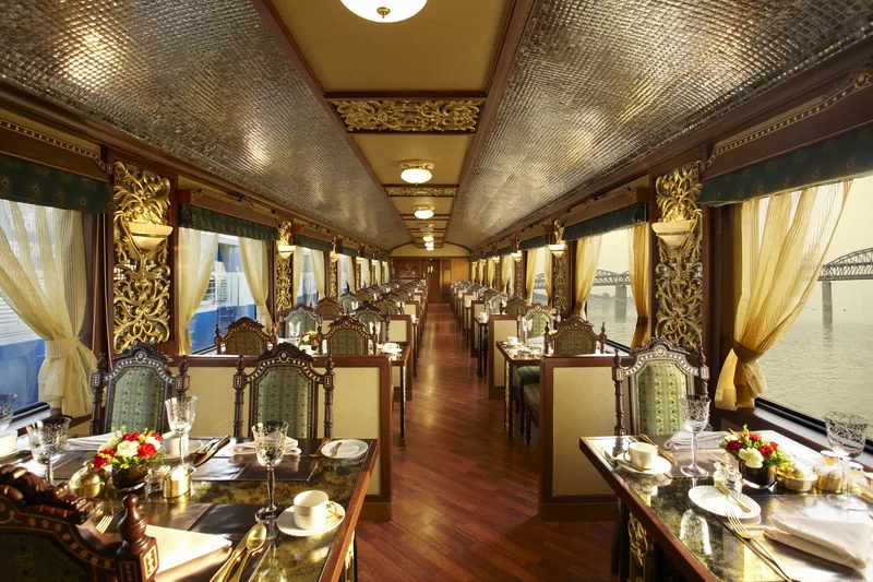Pełna przepychu restauracja Mayur Mahal w Maharajas’ Express
