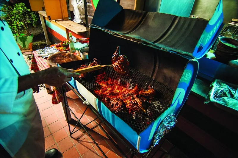 Zrobiony z beczki grill do przyrządzania mięs w marynacie jerk