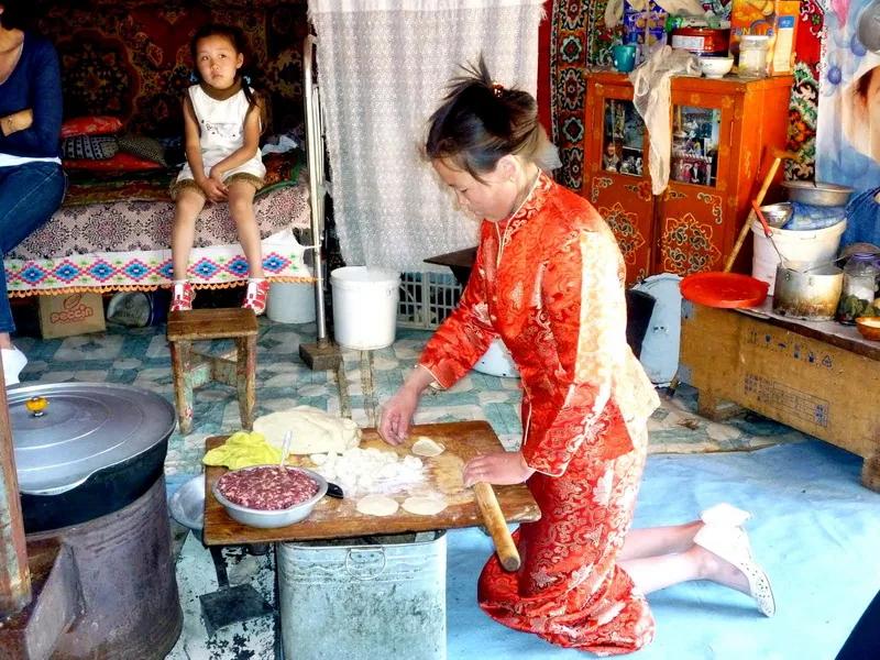 Mongołka przygotowująca codzienny posiłek w swojej jurcie