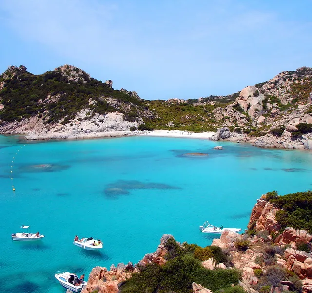 Plaża Cala Corsara na wyspie Spargi w archipelagu La Maddalena