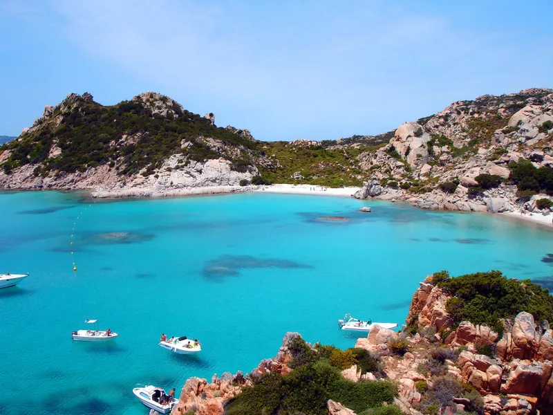 Plaża Cala Corsara na wyspie Spargi w archipelagu La Maddalena