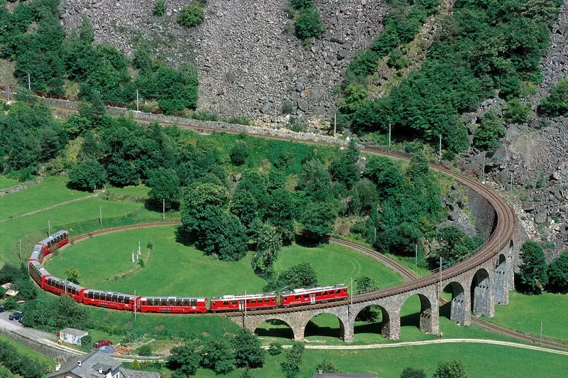Ekspres Bernina wspinający się na Wiadukt Spiralny Brusio