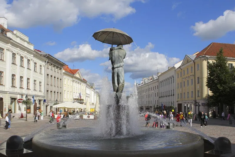 Fontanna „Całujący się Studenci” na placu Ratuszowym w Tartu
